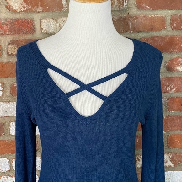 Free People the Andi Long Sleeve Criss Cross sweater in blue size small - Picture 3 of 9